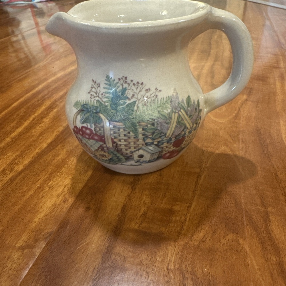 FARMHOUSE POTTERY by SHAKER & THANGS TX/USA 3.5" Tall PITCHER w/Apples Baskets‎